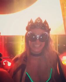 Paris Hilton hot, topless per il Selfie Day 10