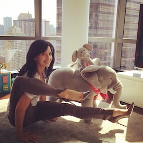 Lo yoga hot della moglie di Alec Baldwin 7