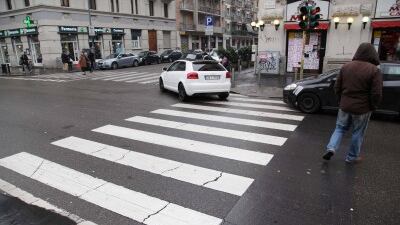 Attraversa fuori dalle strisce, multata una signora livornese