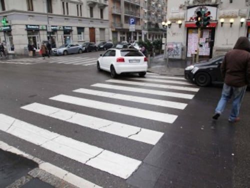 Attraversa fuori dalle strisce, multata una signora livornese
