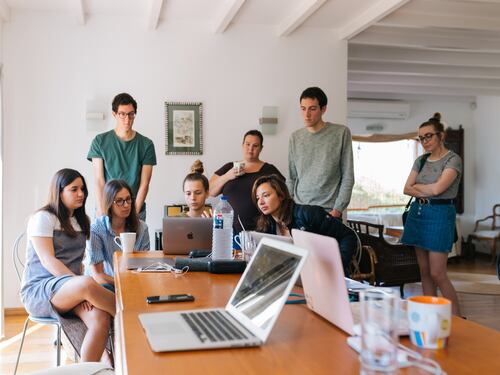 Ey: Italia leader per numero di giovani sostenibili digitali