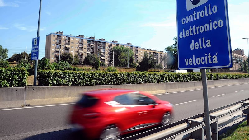 Autovelox, cambia il cartello con l’indicatore di velocità: annullate 400 multe