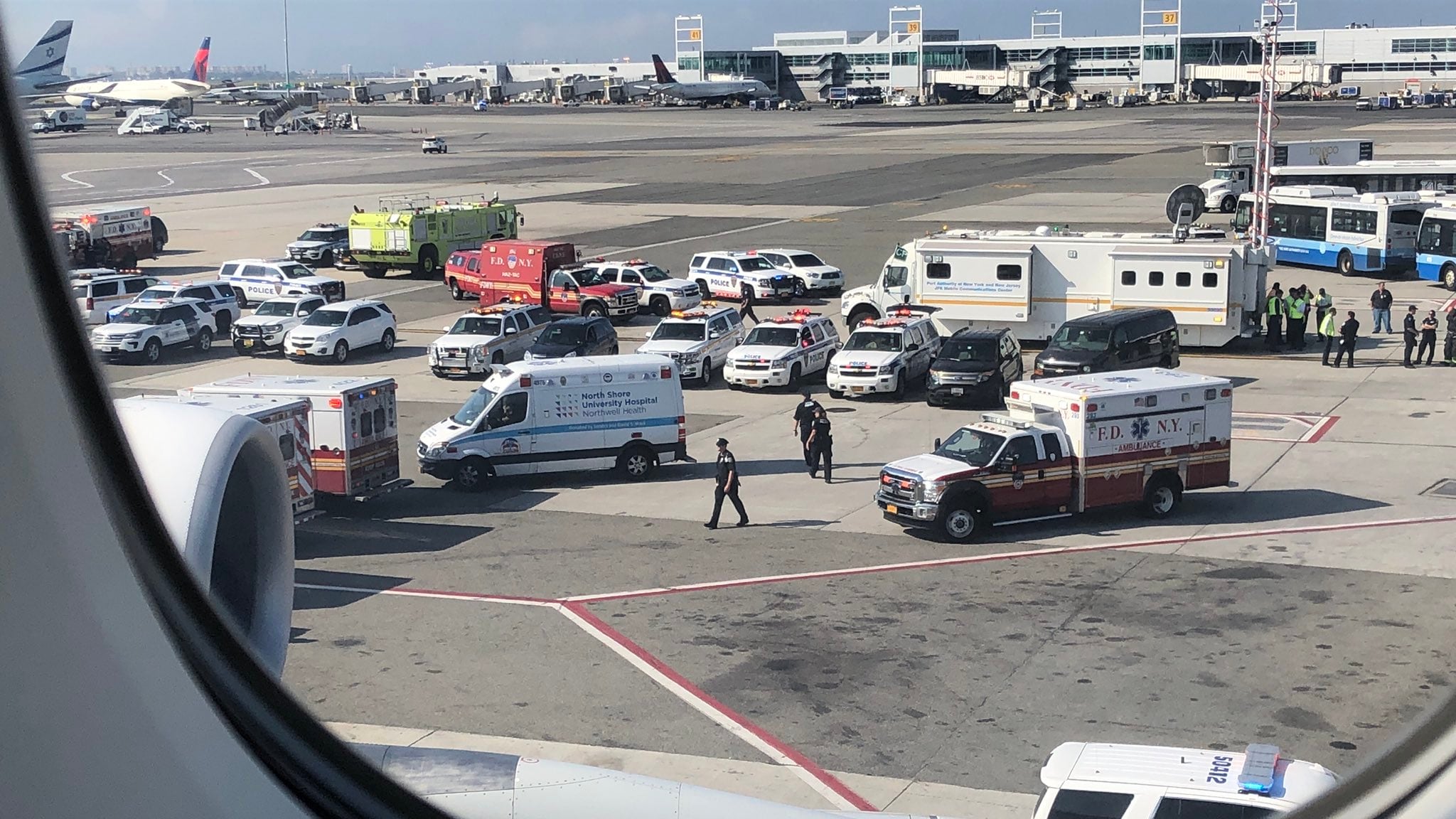 New York, febbre e tosse in volo: i passeggeri in quarantena