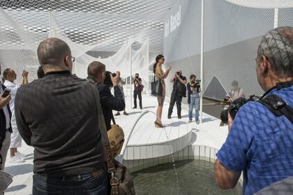 La performance delle bella Moirè lascia l'Art Basel a bocca aperta 4