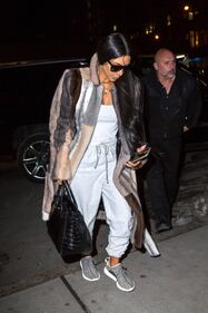 Kim Kardashian hot: bionda e scollata su Twitter 57