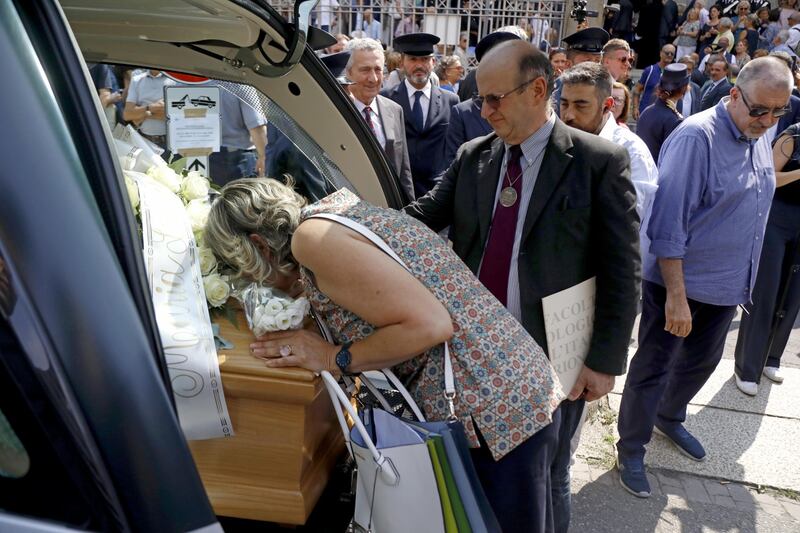 Carabiniere ucciso a coltellate, mille persone per l'ultimo saluto 3