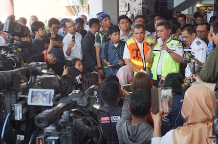 Indonesia, precipita un Boeing: pure un italiano tra i 188 morti 5
