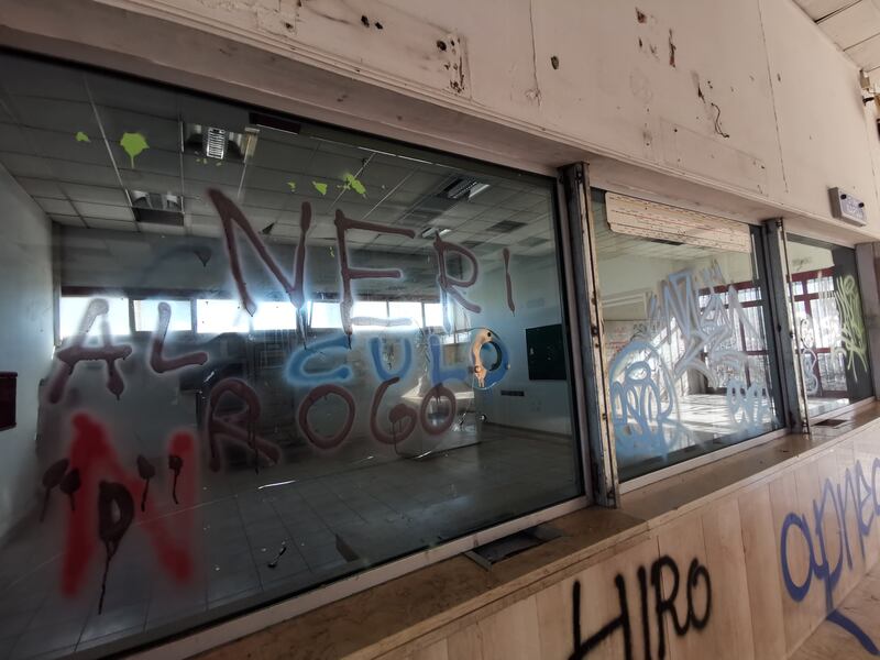 Nella stazione da incubo, tra svastiche, scritte razziste e abbandono 3