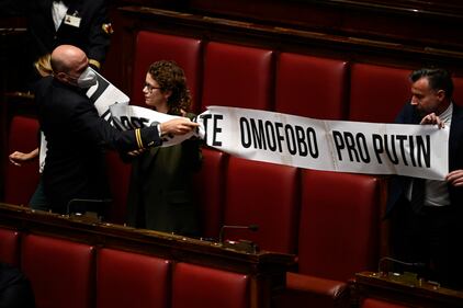 Lo striscione del Pd alla Camera contro Lorenzo Fontana 3