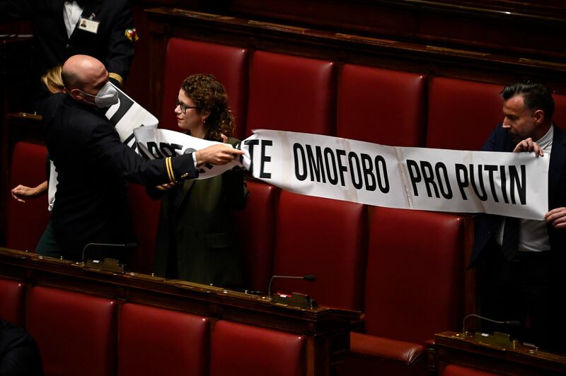 Lo striscione del Pd alla Camera contro Lorenzo Fontana 3