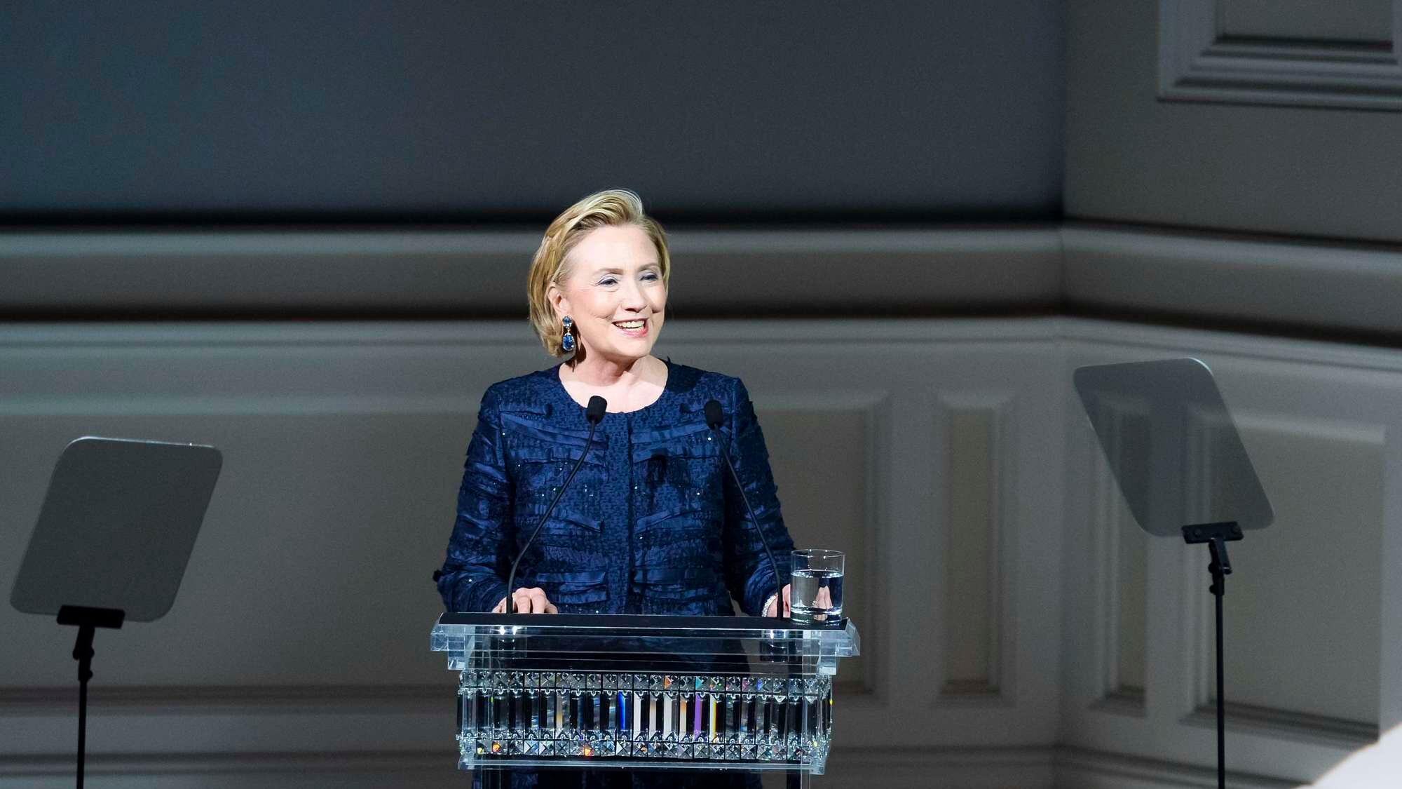 Londra, città inflessibile: multa all'auto della Clinton