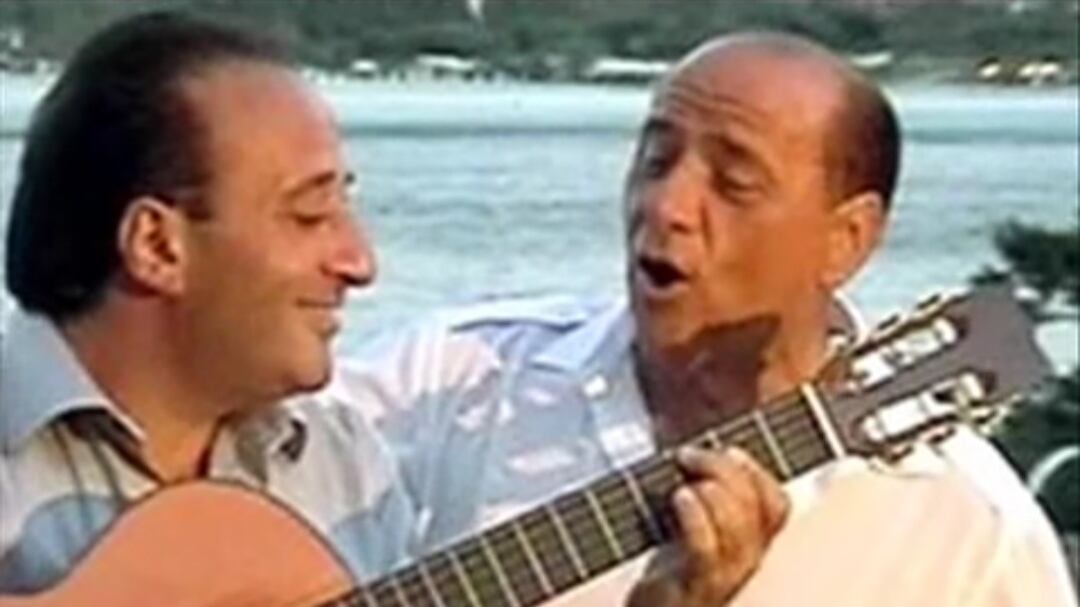 Berlusconi mi disse: "Ti voglio tanto bene...". Il ricordo commosso di Apicella