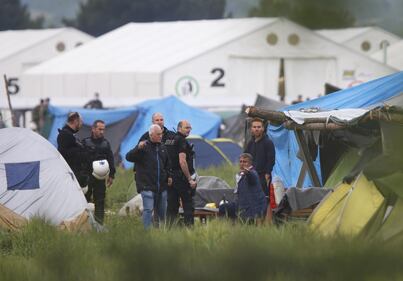 La polizia greca sgombera il campo profughi di Idomeni 11