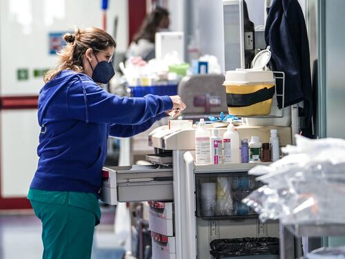 Rubava il bancomat ai pazienti in fin di vita: denunciata
