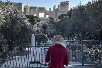 Neve ad Atene, il Partenone imbiancato 3