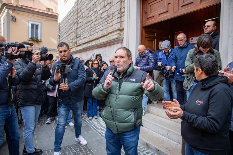 La folla all'esterno della chiesa in cui fu rinvenuto il corpo di Elisa Claps 7