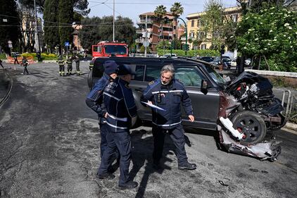 Paura per Immobile, si schianta contro un tram a Roma: le immagini dell'incidente 3