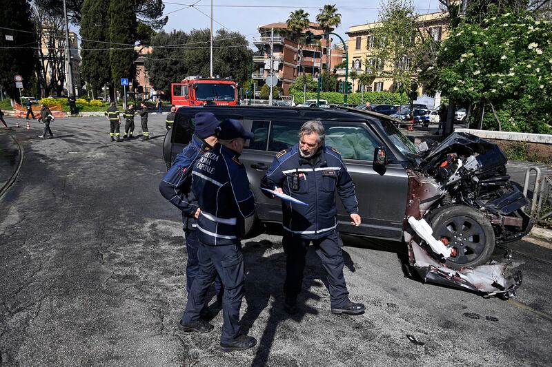 Paura per Immobile, si schianta contro un tram a Roma: le immagini dell'incidente 3