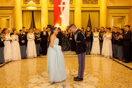 A Milano le debuttanti ballano il valzer. E c'è anche Cenerentola 22