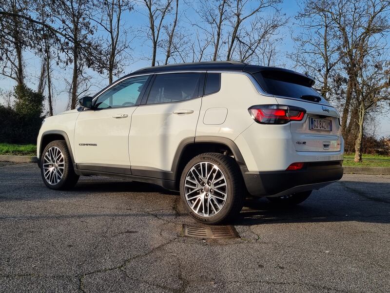 Jeep Compass 4XE, guarda le foto del suv ibrido plug-in 9