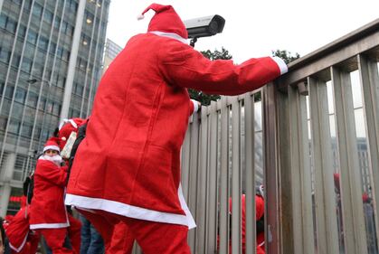 Milano, antagonisti vestiti da Babbo Natale 5