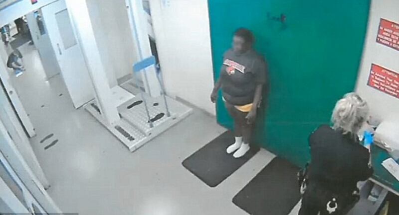 donna afroamericana senza pantaloni in aula 2