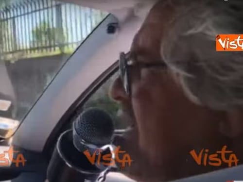 Grillo in auto a Roma: "Qui non vedo buche"