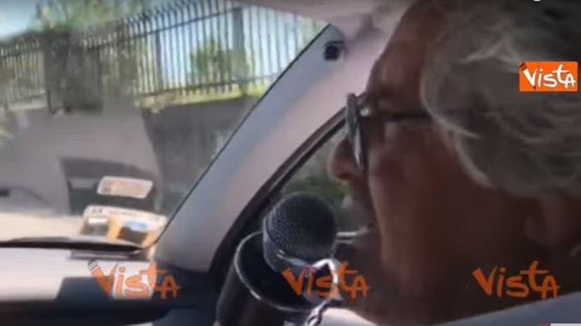 Grillo in auto a Roma: "Qui non vedo buche"