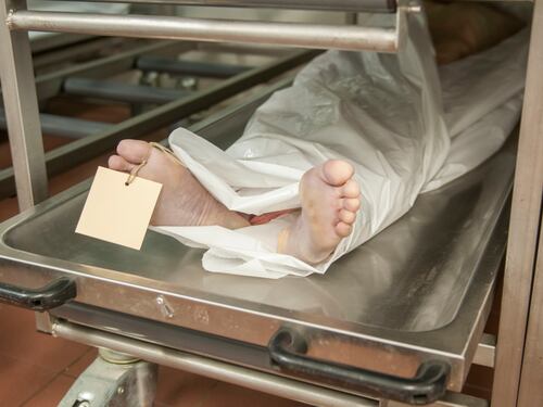 Lo dichiarano deceduto: il disperato tentativo nell'obitorio