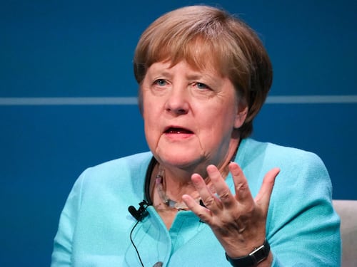 L'ammissione di Angela Merkel: "Ha reso Adf forte, ma giusto accogliere i rifugiati"