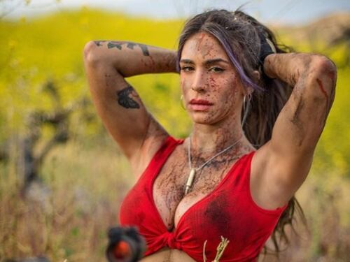 L'ex soldatessa israeliana in pose sexy con le sue armi