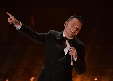 Tiziano Ferro si inchina al palco di Sanremo  3