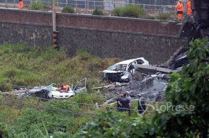 Genova, auto e camion schiacciati dal ponte 5