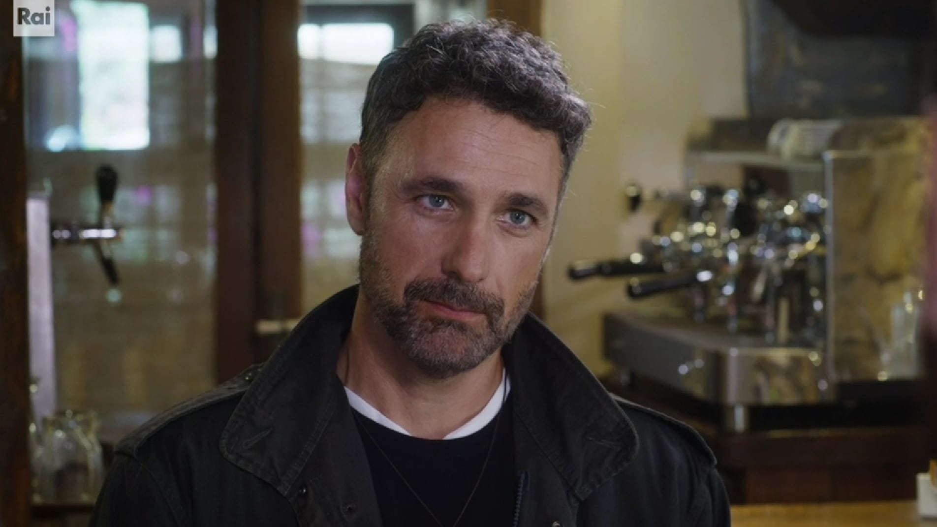Don Matteo, emozioni sul set: Raoul Bova recita con il figlio Francesco. Ecco chi è