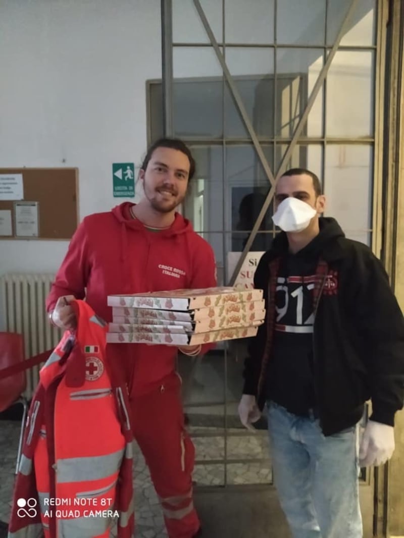 Gli ultras del Monza consegnano pasti a medici e infermieri: "Non siete soli" 1