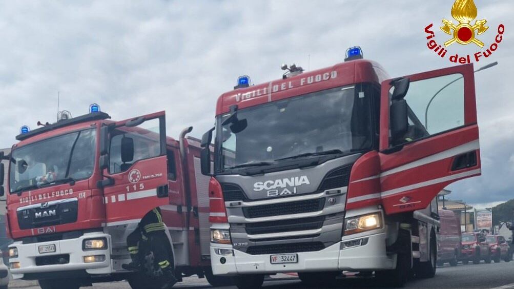 Dà fuoco a casa per togliersi la vita. Lui muore, palazzo evacuato: 5 feriti di cui uno grave