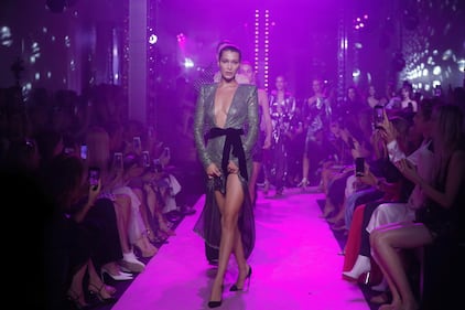 La sexy passerella di Bella Hadid 1