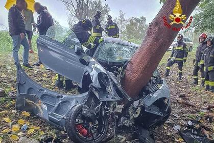 Rovigo, la Porsche finisce contro un albero. Le foto dello spaventoso incidente 3