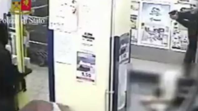 Bari, ladro irrompe in negozio: lo spettacolare arresto dei poliziotti