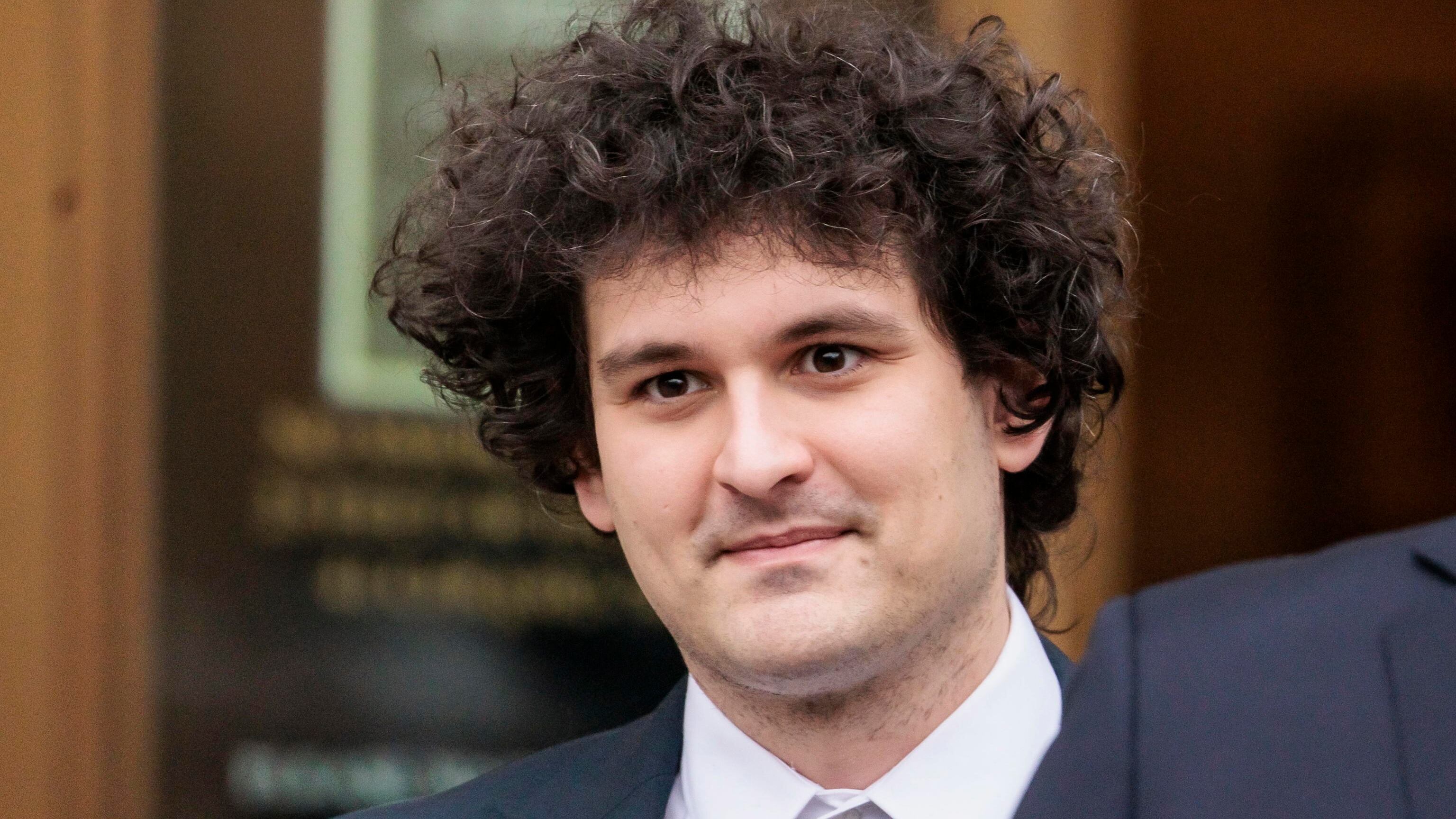 Sam Bankman-Fried colpevole di frode: l'ex re delle criptovalute rischia l'ergastolo