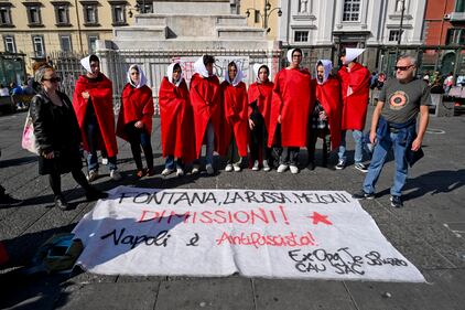 Napoli, il flash mob contro La Russa, Fontana e Meloni 15