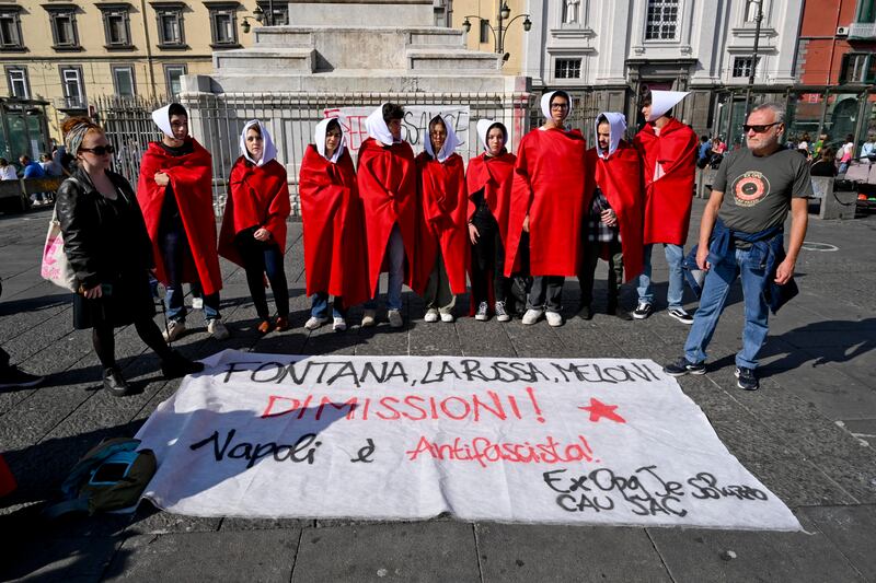 Napoli, il flash mob contro La Russa, Fontana e Meloni 15