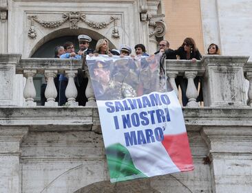 Marò tolti dal Campidoglio: scatta la protesta contro Marino 1