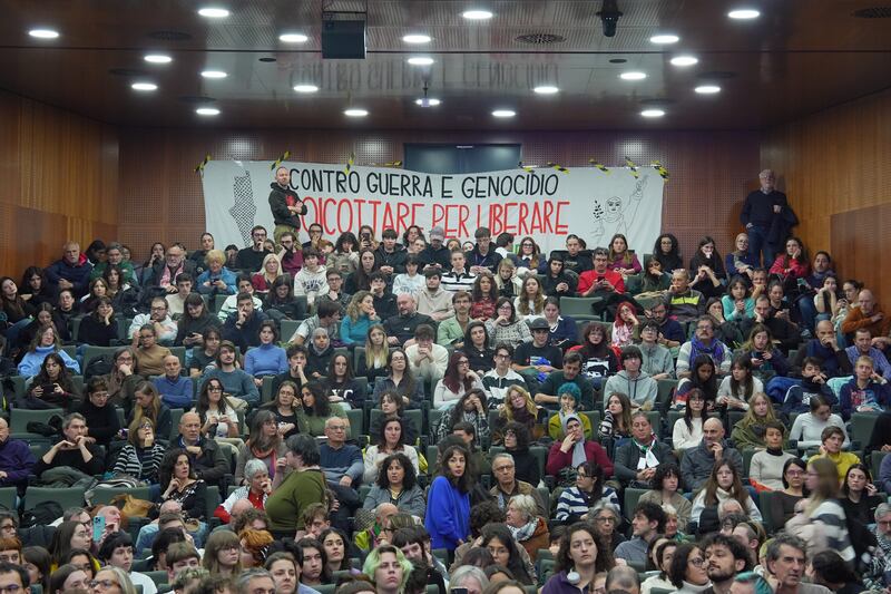 Greta Thunberg all'università di Verona, aula occupata: le immagini 7