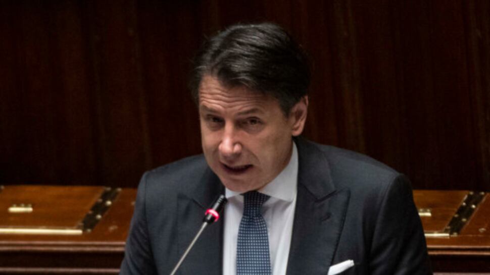 "Conte guarda al suo gradimento mentre Paese cade a pezzi"