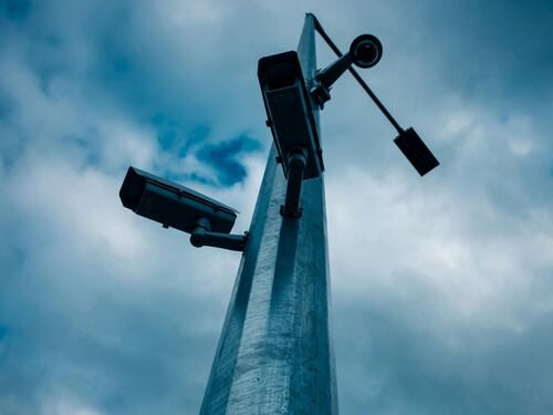 Assicurazione auto scaduta? Occhio ai controlli con l’IA: ecco come riescono a individuarti