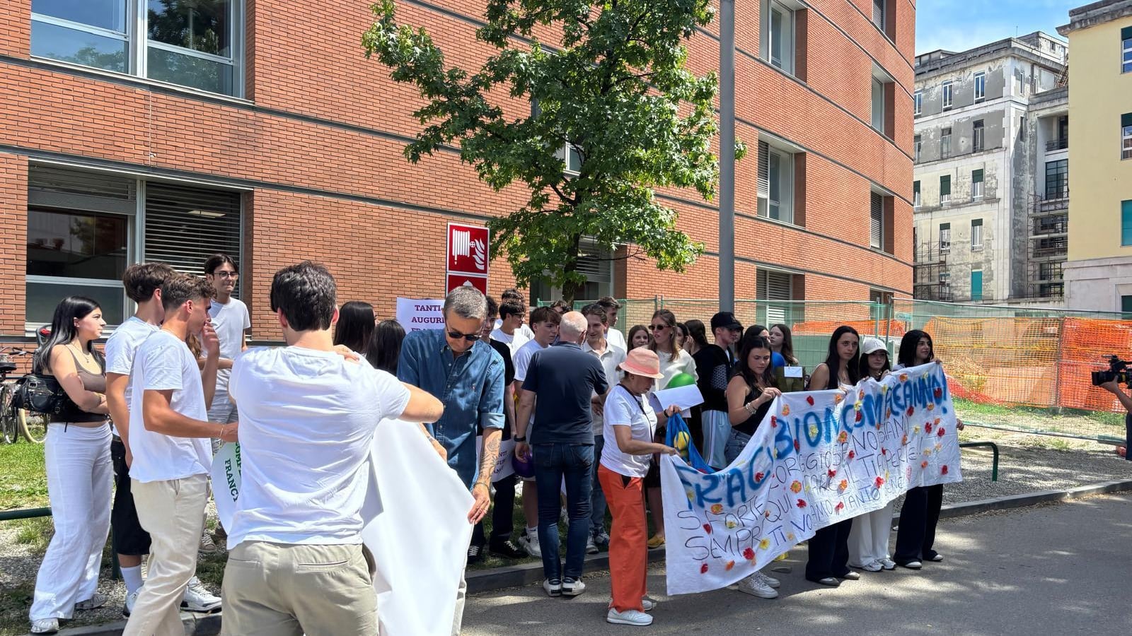 Sostenitori dei ragazzi di Crans Montana al Niguarda