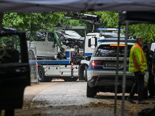 Ucciso dalle forze speciali l’attentatore di Berlino: “È corso verso gli agenti con un coltello”. Fermato un complice