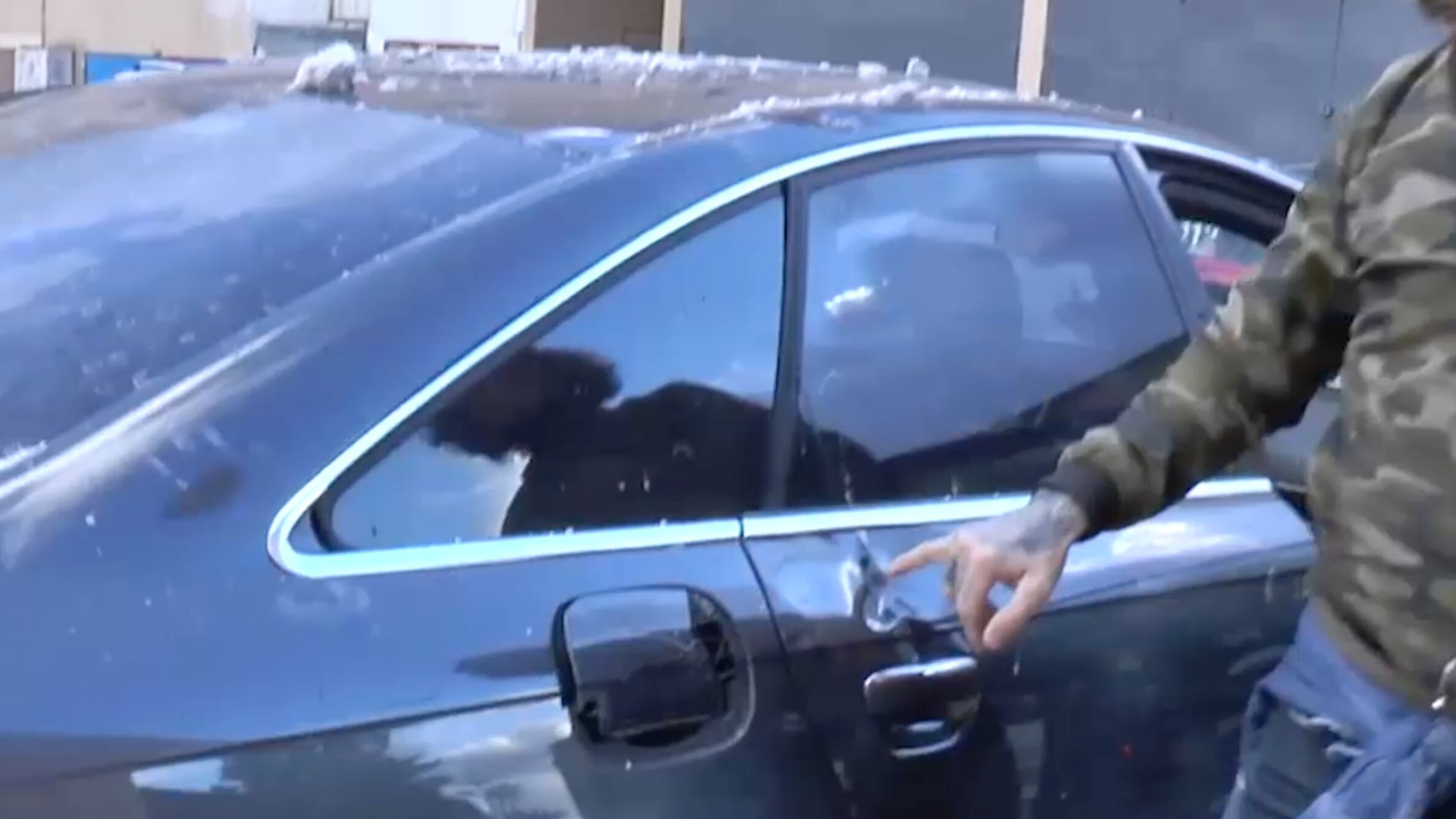Minacce, spari e lancio di sassi: il video dell'agguato a Brumotti