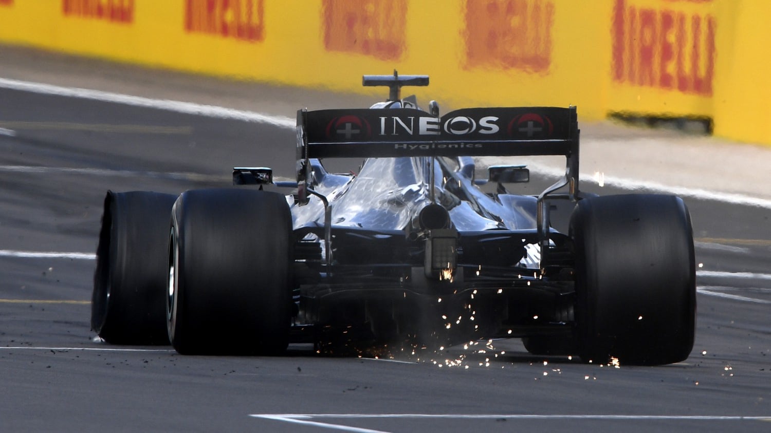 Solo i castighi dei giudici fermano Hamilton. Salvo il record di Schumi